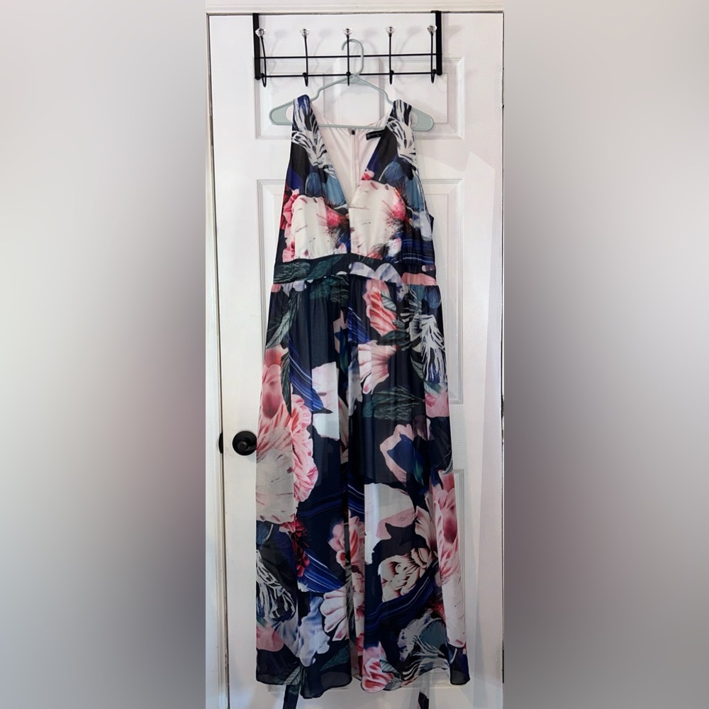 2X Fashion to Figure flowy floral sleeveless maxi gown with center slit